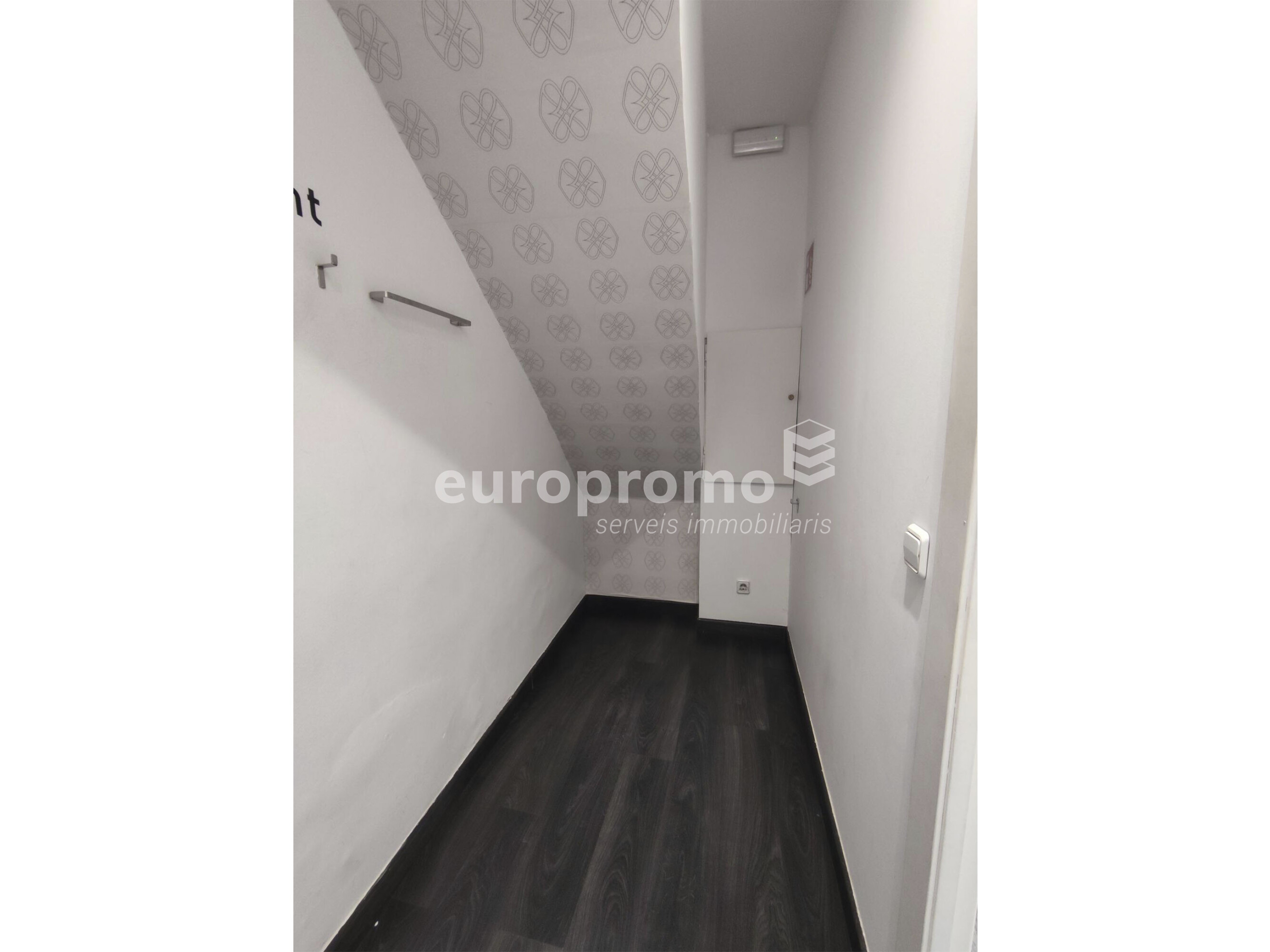 Local comercial de 116 m2 a la zona de l'Eixample!